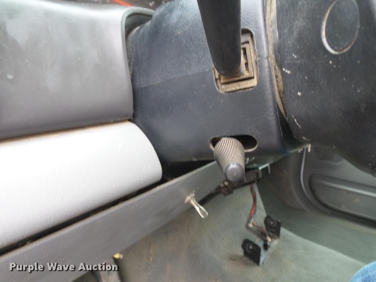 image for item DE7792 2004 Ford F350 Super Duty Crew Cab flatbed pickup truck