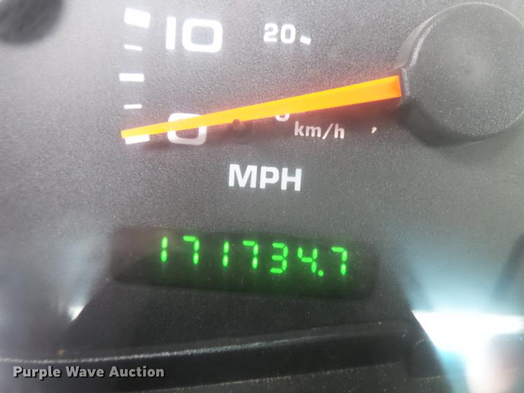 image for item DE7792 2004 Ford F350 Super Duty Crew Cab flatbed pickup truck