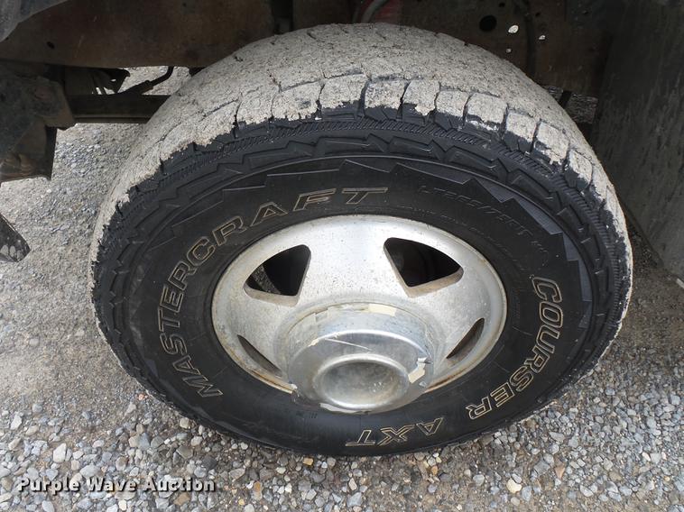 image for item DE7792 2004 Ford F350 Super Duty Crew Cab flatbed pickup truck