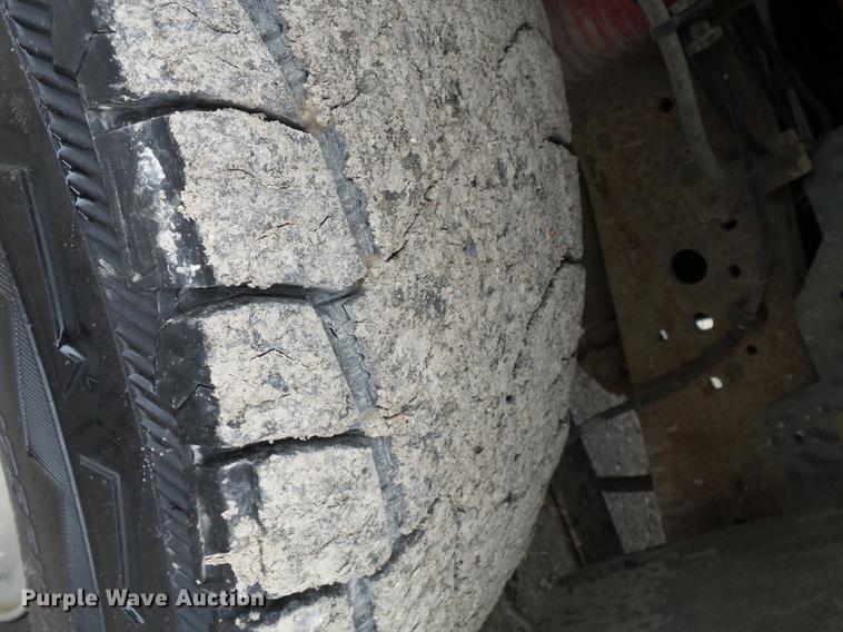 image for item DE7792 2004 Ford F350 Super Duty Crew Cab flatbed pickup truck