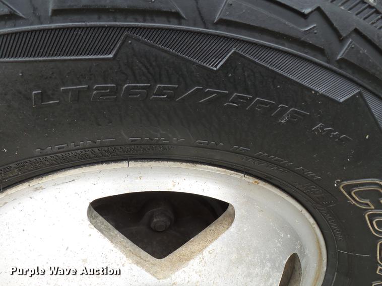 image for item DE7792 2004 Ford F350 Super Duty Crew Cab flatbed pickup truck