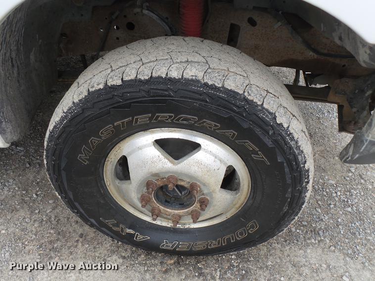 image for item DE7792 2004 Ford F350 Super Duty Crew Cab flatbed pickup truck