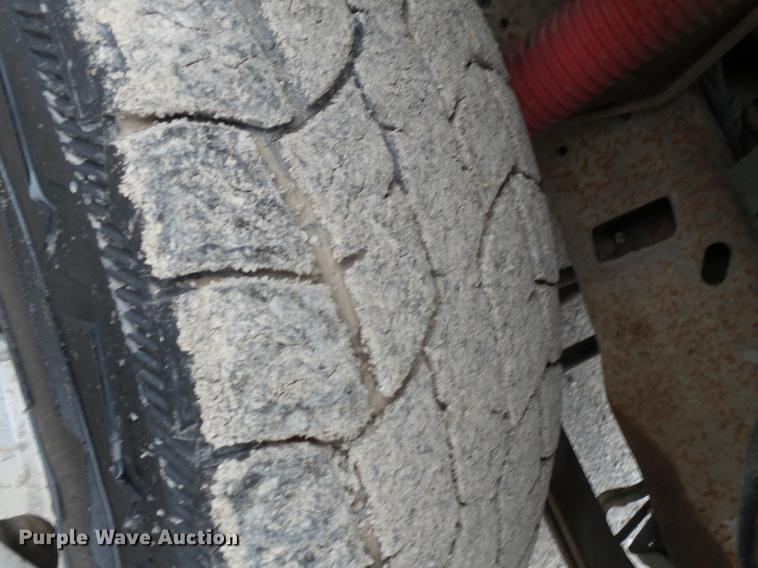 image for item DE7792 2004 Ford F350 Super Duty Crew Cab flatbed pickup truck