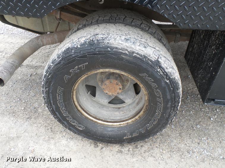 image for item DE7792 2004 Ford F350 Super Duty Crew Cab flatbed pickup truck