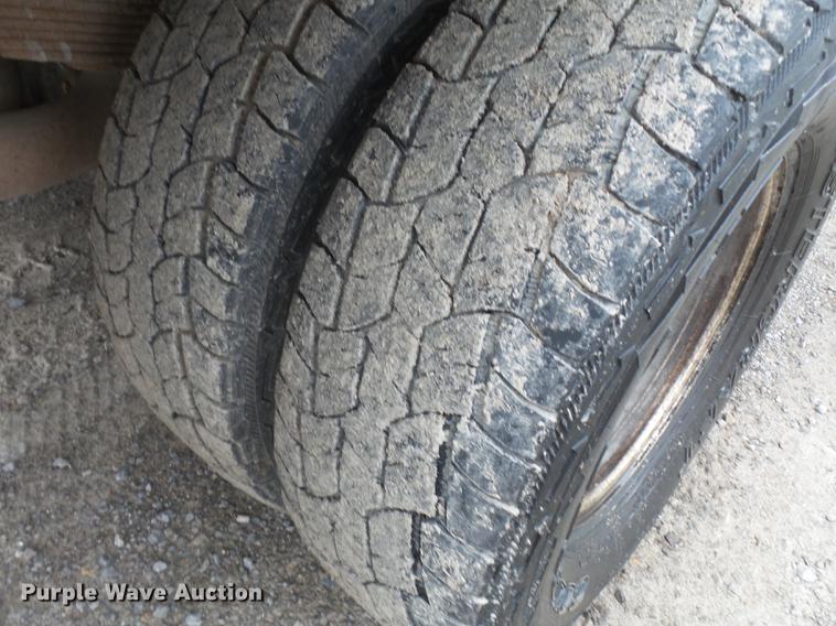 image for item DE7792 2004 Ford F350 Super Duty Crew Cab flatbed pickup truck