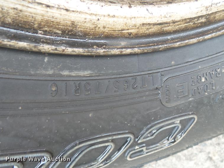 image for item DE7792 2004 Ford F350 Super Duty Crew Cab flatbed pickup truck