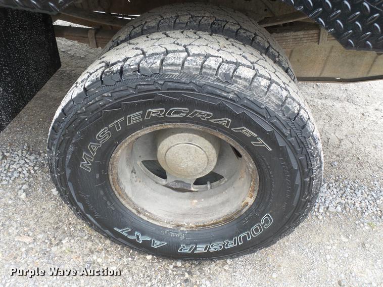 image for item DE7792 2004 Ford F350 Super Duty Crew Cab flatbed pickup truck