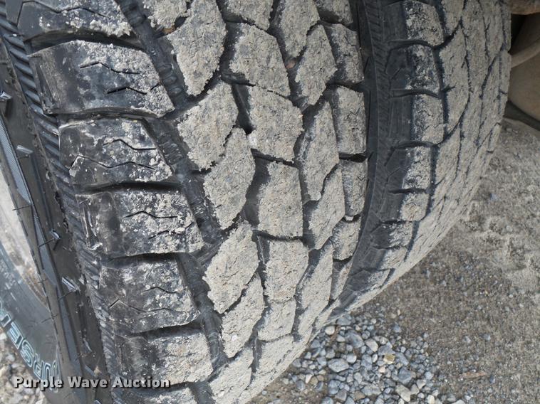 image for item DE7792 2004 Ford F350 Super Duty Crew Cab flatbed pickup truck