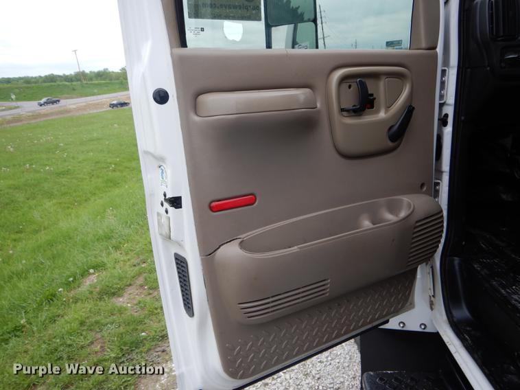 image for item DE8039 2007 Chevrolet C5500 flatbed truck