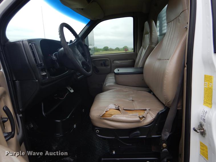 image for item DE8039 2007 Chevrolet C5500 flatbed truck