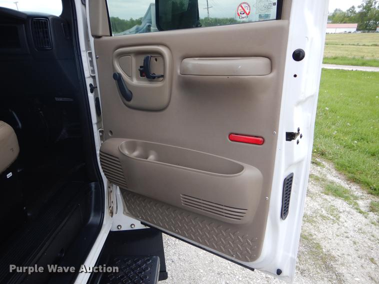 image for item DE8039 2007 Chevrolet C5500 flatbed truck