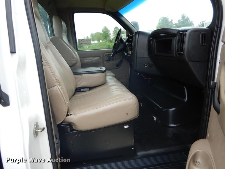 image for item DE8039 2007 Chevrolet C5500 flatbed truck