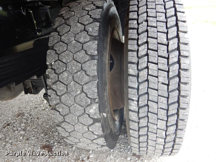 image for item DE8039 2007 Chevrolet C5500 flatbed truck