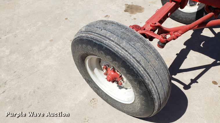 image for item EN9877 1960 Ford 981D tractor