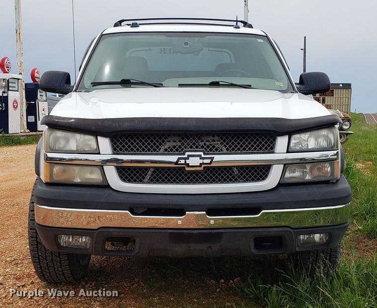 image for item EN9995 2004 Chevrolet Avalanche 1500 pickup truck