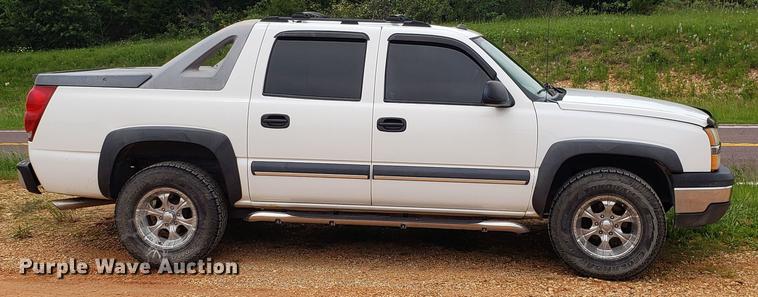 image for item EN9995 2004 Chevrolet Avalanche 1500 pickup truck