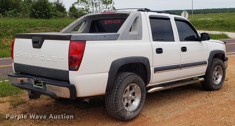 image for item EN9995 2004 Chevrolet Avalanche 1500 pickup truck