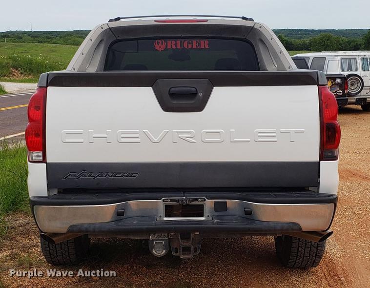 image for item EN9995 2004 Chevrolet Avalanche 1500 pickup truck