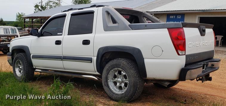 image for item EN9995 2004 Chevrolet Avalanche 1500 pickup truck