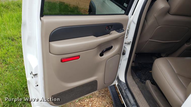 image for item EN9995 2004 Chevrolet Avalanche 1500 pickup truck