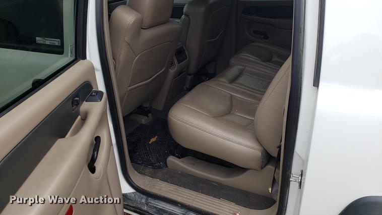 image for item EN9995 2004 Chevrolet Avalanche 1500 pickup truck