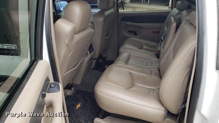 image for item EN9995 2004 Chevrolet Avalanche 1500 pickup truck