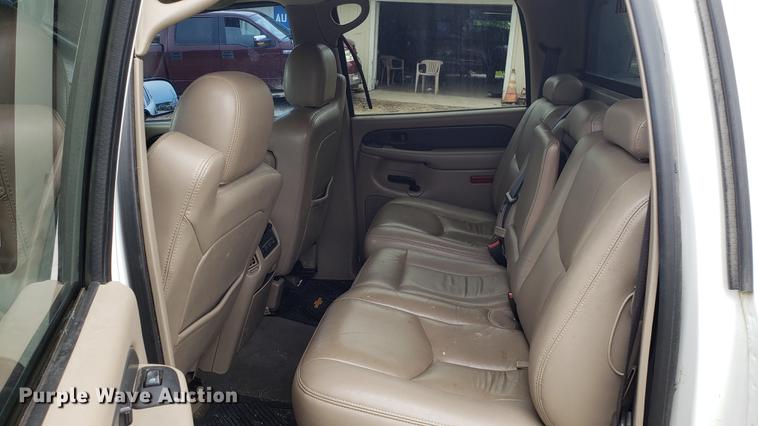 image for item EN9995 2004 Chevrolet Avalanche 1500 pickup truck