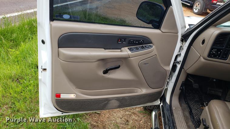 image for item EN9995 2004 Chevrolet Avalanche 1500 pickup truck