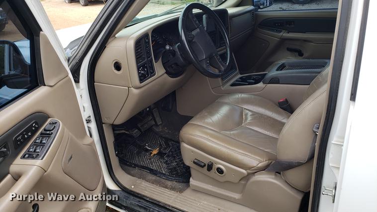 image for item EN9995 2004 Chevrolet Avalanche 1500 pickup truck