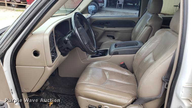 image for item EN9995 2004 Chevrolet Avalanche 1500 pickup truck