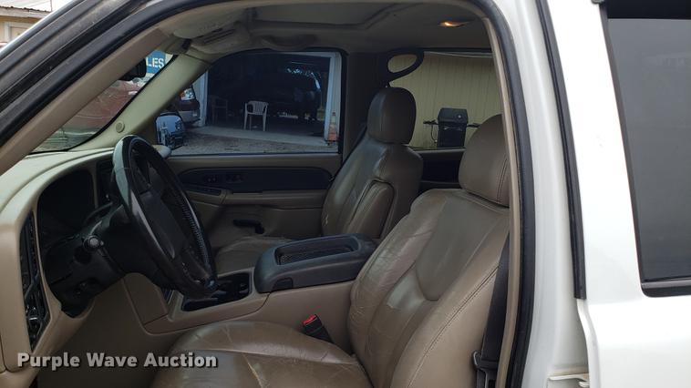 image for item EN9995 2004 Chevrolet Avalanche 1500 pickup truck