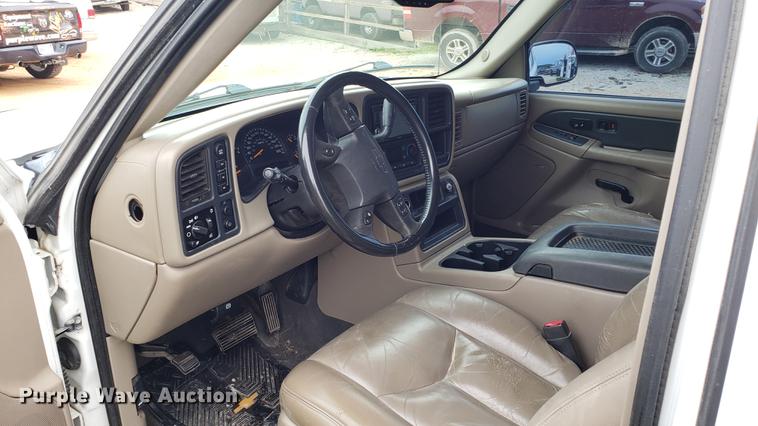 image for item EN9995 2004 Chevrolet Avalanche 1500 pickup truck