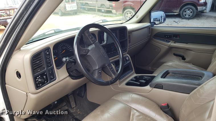 image for item EN9995 2004 Chevrolet Avalanche 1500 pickup truck