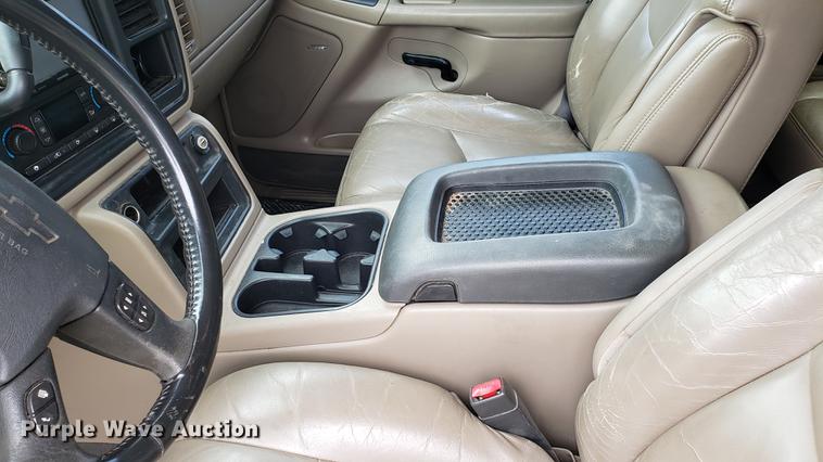 image for item EN9995 2004 Chevrolet Avalanche 1500 pickup truck