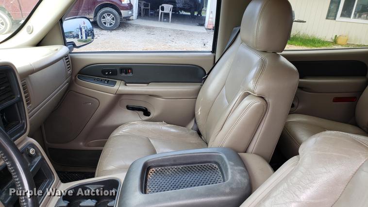 image for item EN9995 2004 Chevrolet Avalanche 1500 pickup truck