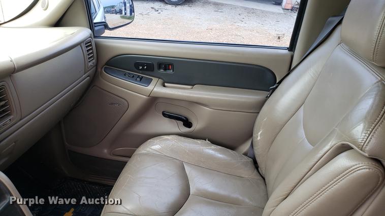 image for item EN9995 2004 Chevrolet Avalanche 1500 pickup truck