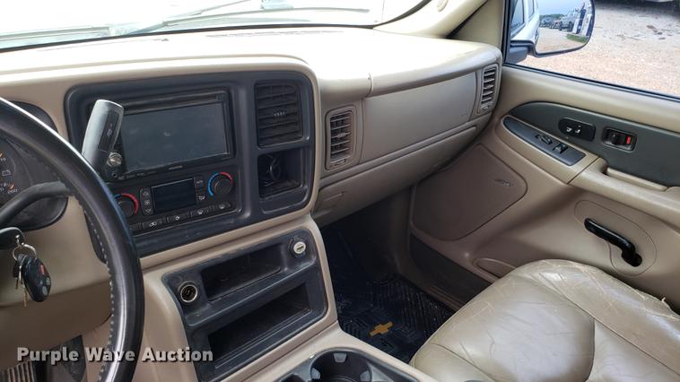 image for item EN9995 2004 Chevrolet Avalanche 1500 pickup truck