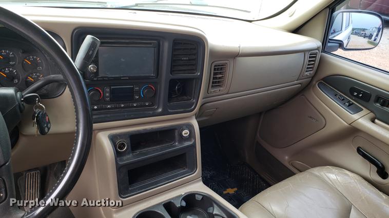 image for item EN9995 2004 Chevrolet Avalanche 1500 pickup truck