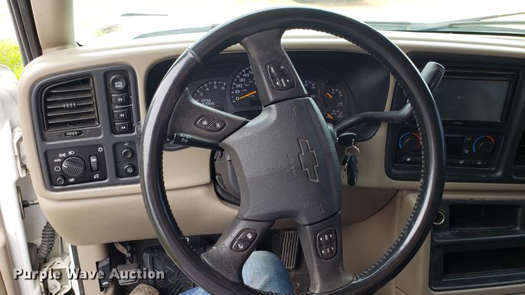 image for item EN9995 2004 Chevrolet Avalanche 1500 pickup truck