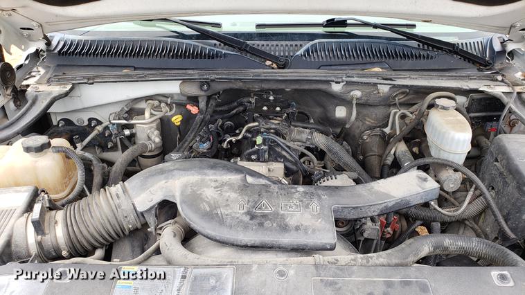 image for item EN9995 2004 Chevrolet Avalanche 1500 pickup truck