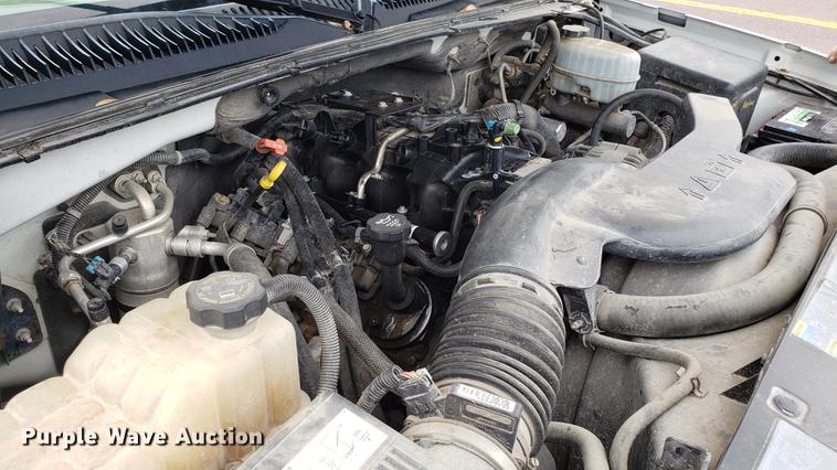 image for item EN9995 2004 Chevrolet Avalanche 1500 pickup truck