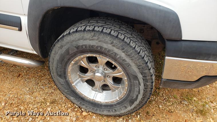 image for item EN9995 2004 Chevrolet Avalanche 1500 pickup truck