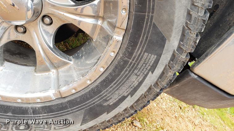 image for item EN9995 2004 Chevrolet Avalanche 1500 pickup truck