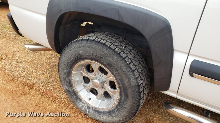 image for item EN9995 2004 Chevrolet Avalanche 1500 pickup truck