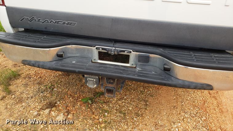 image for item EN9995 2004 Chevrolet Avalanche 1500 pickup truck