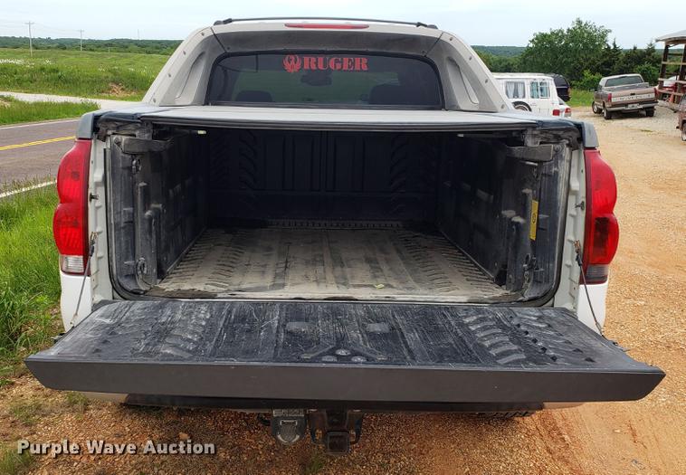 image for item EN9995 2004 Chevrolet Avalanche 1500 pickup truck