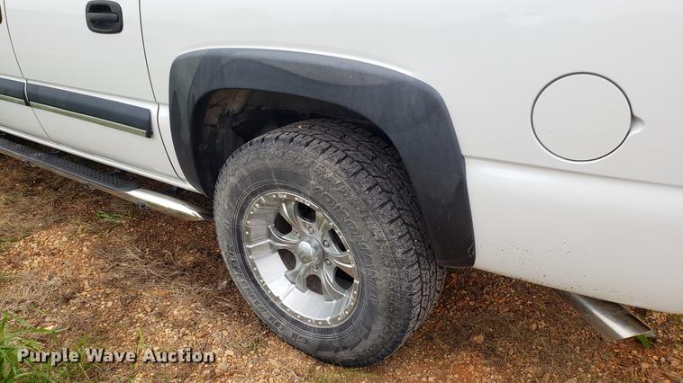 image for item EN9995 2004 Chevrolet Avalanche 1500 pickup truck