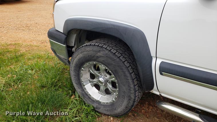 image for item EN9995 2004 Chevrolet Avalanche 1500 pickup truck