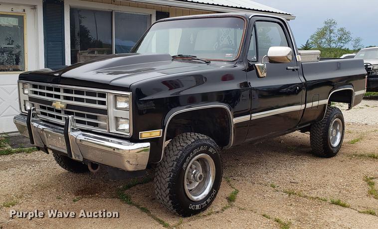 image for item EN9996 1986 Chevrolet K10 pickup truck