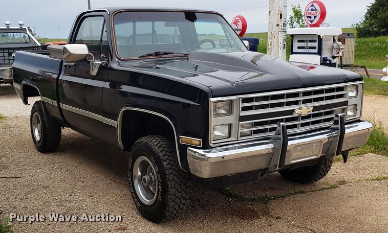 image for item EN9996 1986 Chevrolet K10 pickup truck